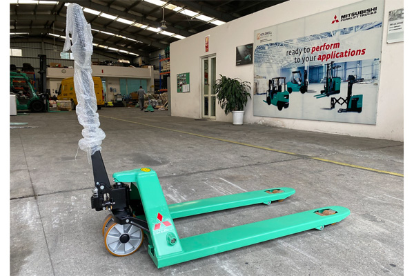 Xe nâng tay Mitsubishi A990070000 (tải nâng 2.500kg - rộng 685mm)