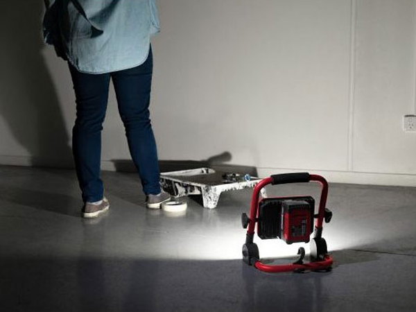 Thân đèn led dùng pin 18V Ozito PXWLS-2000 (chưa pin, sạc)