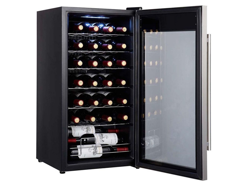 Sức chứa của tủ là 28 chai