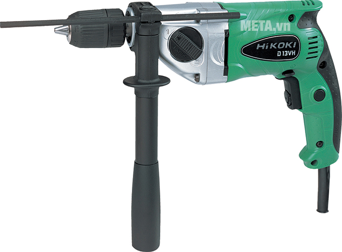 Máy khoan sắt 690W Hikoki D13VH có khóa khoan, tay cầm đi kèm.