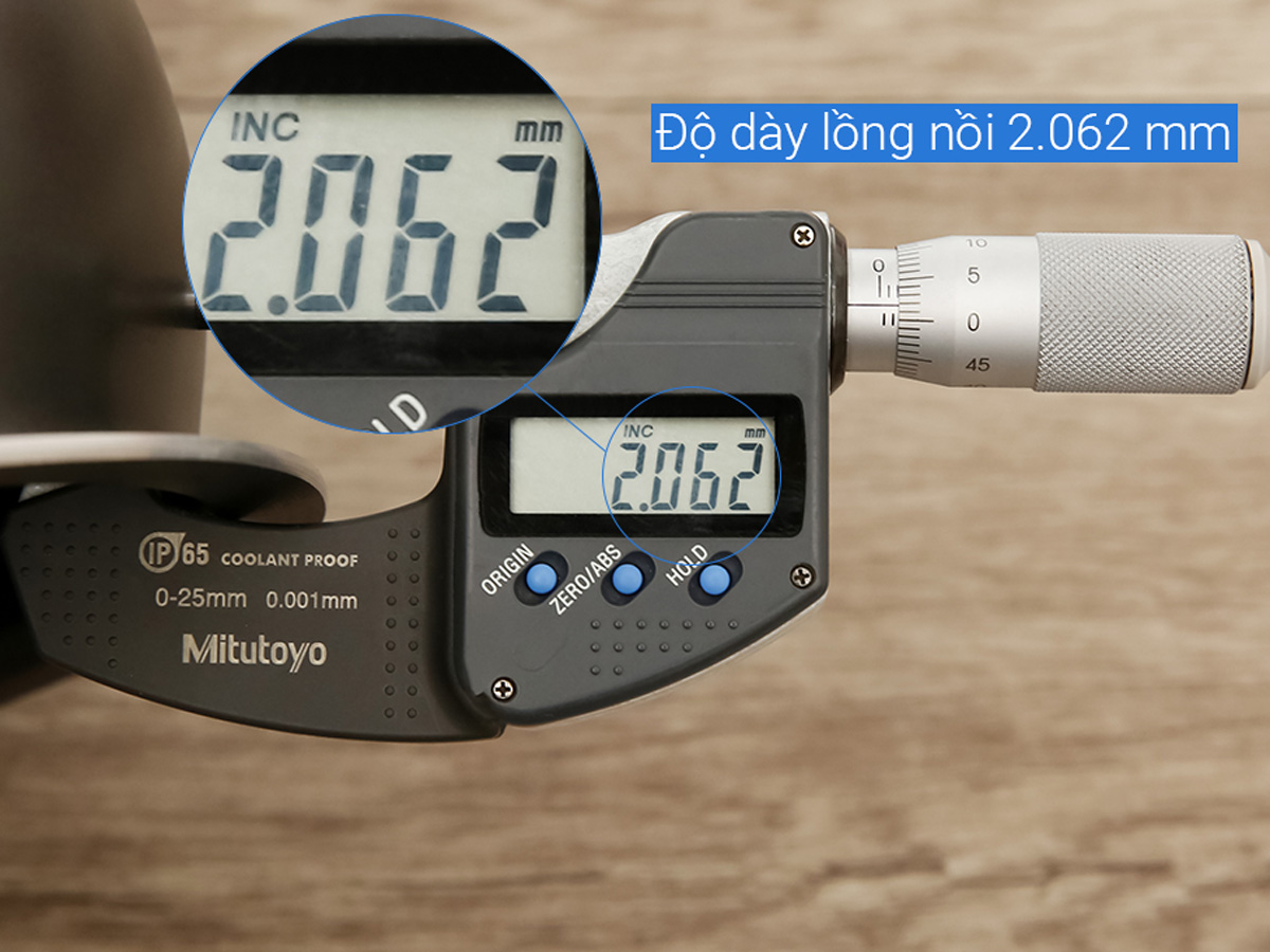 Lòng nồi có tráng lớp chống dính an toàn, dày 2mm