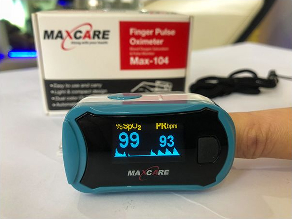 Máy đo nhịp tim và nồng độ oxy Maxcare Max104