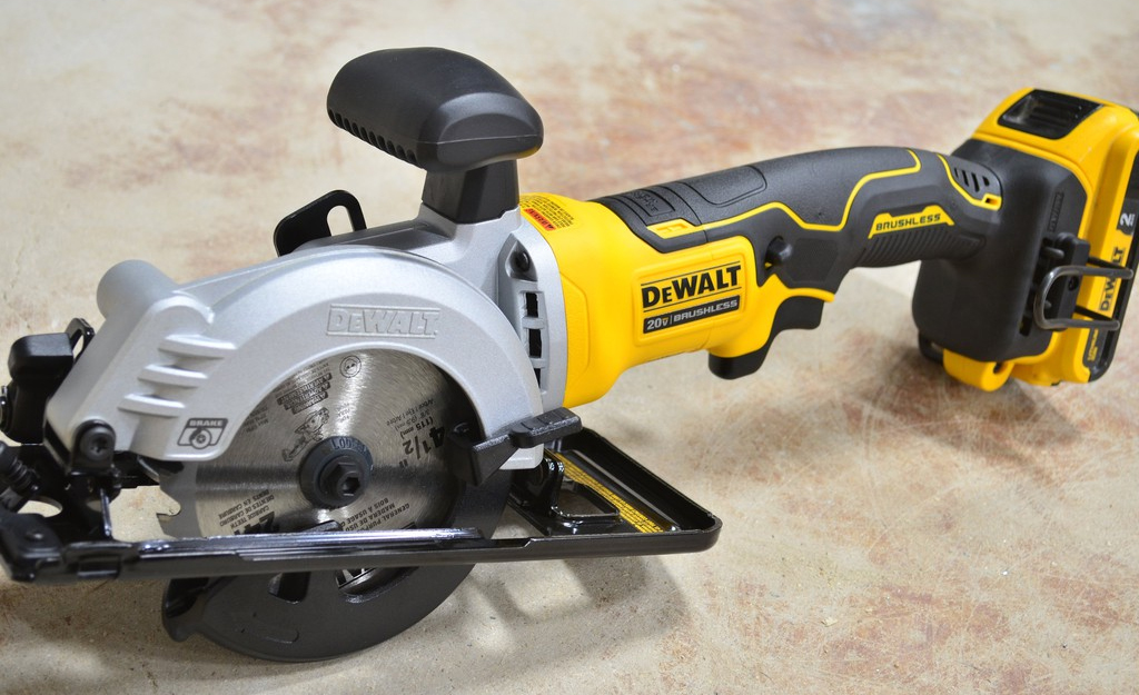 Máy cưa gỗ dùng pin Dewalt DCS571P2  