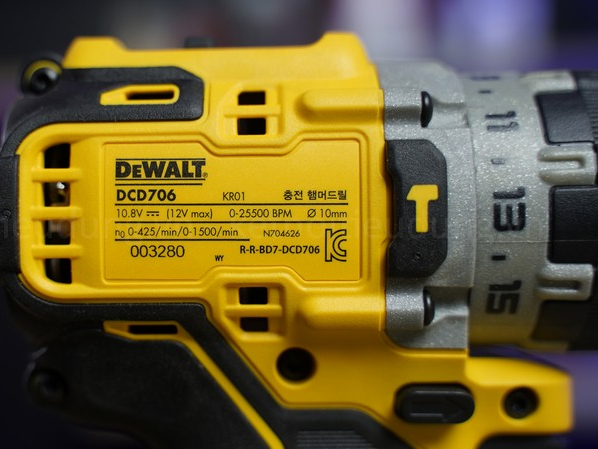 Máy khoan Dewalt DCD706D1