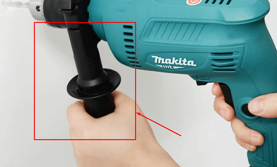 Máy khoan Makita M0801B được trang bị tay cầm phụ trợ lực giúp khoan nhẹ nhàng hơn