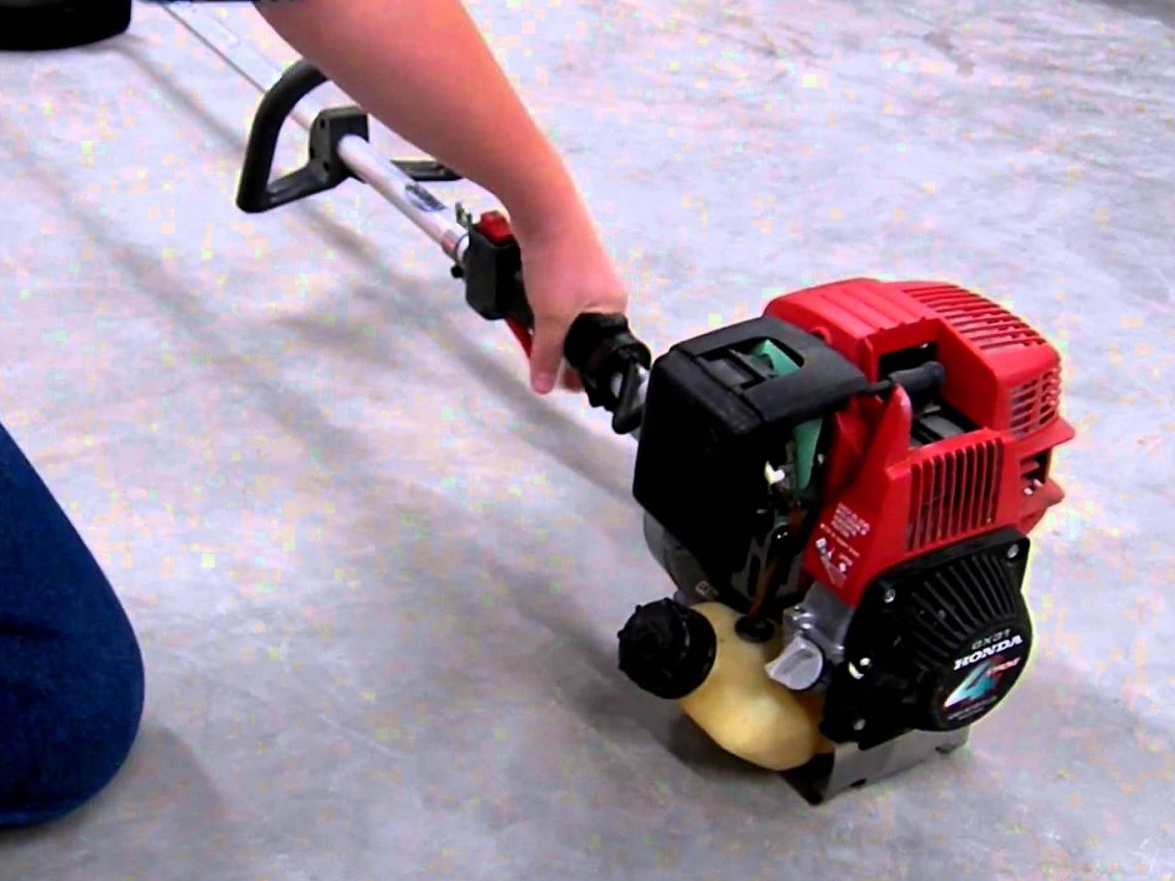 Honda UMR435T L2ST có thiết kế đeo vai nhỏ gọn, cần máy chắc chắn, dễ di chuyển