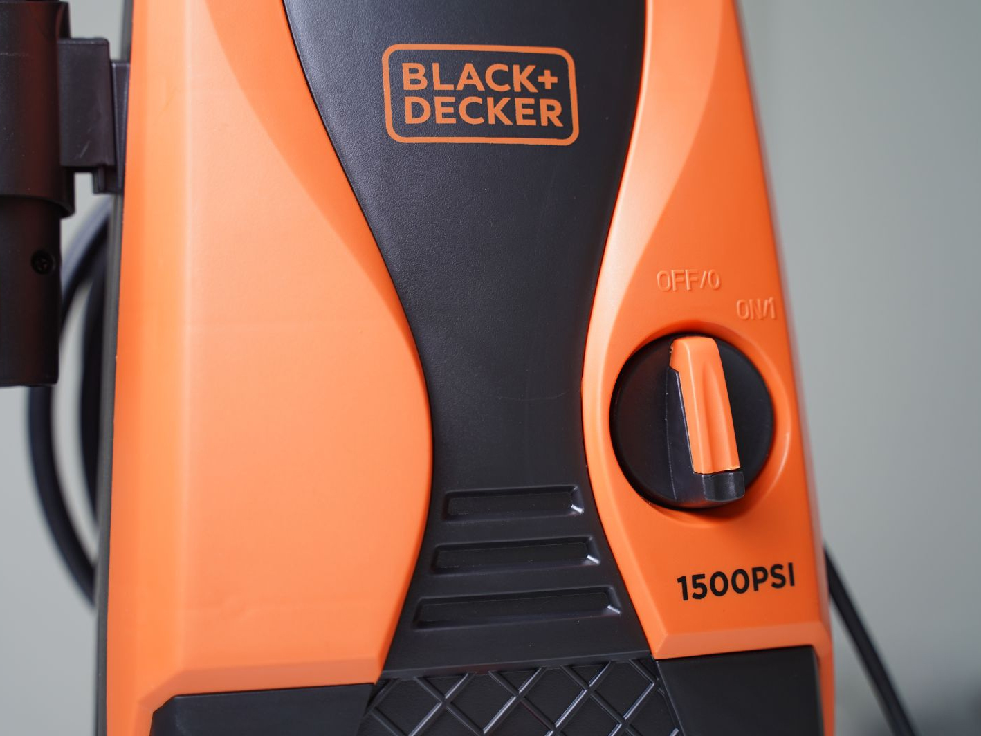 Máy phun xịt áp lực Black & Decker 