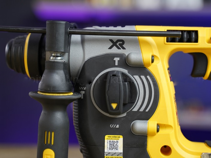 Máy khoan búa Dewalt DCH273B