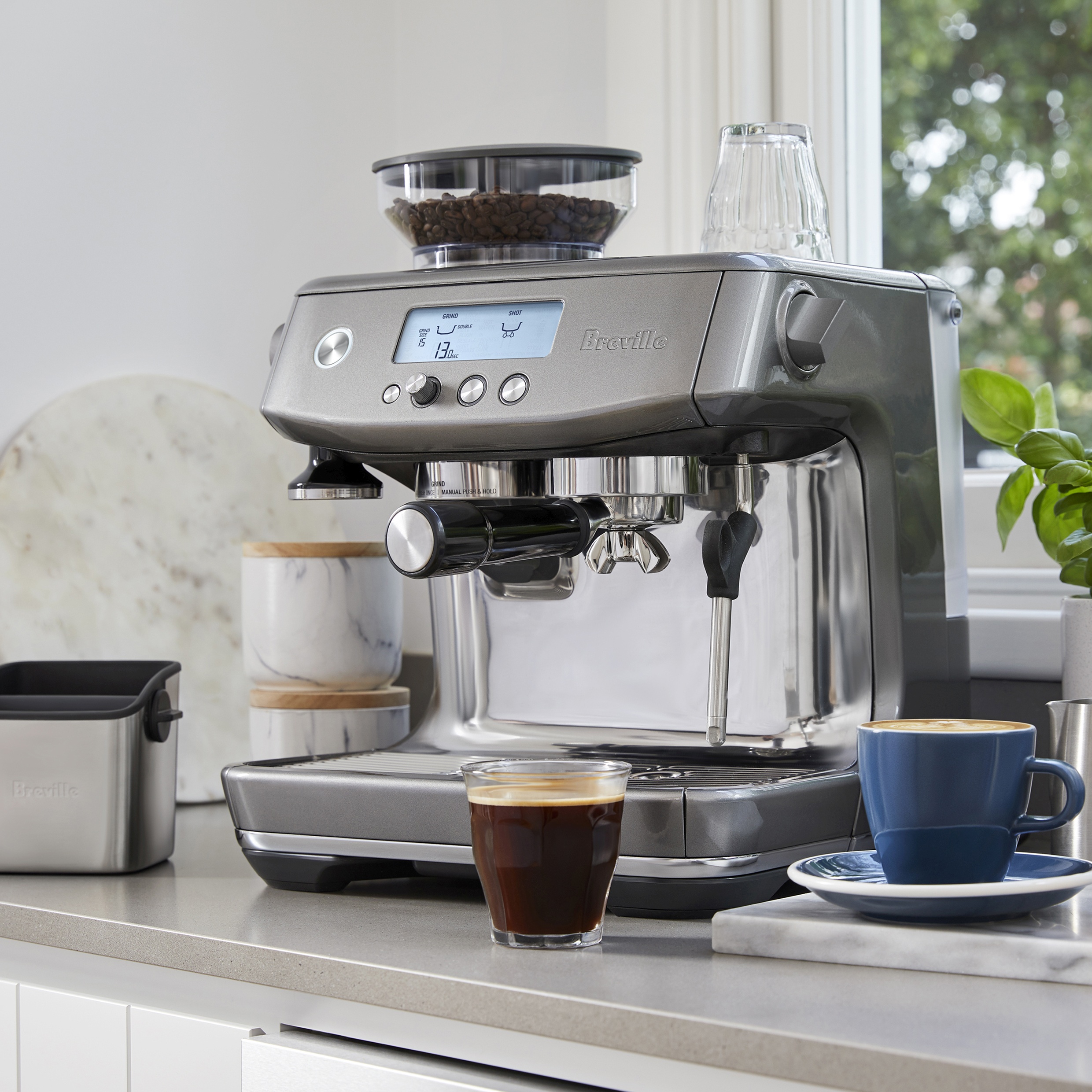 Máy pha cà phê Breville BES878BSS có thiết kế hiện đại, sang trọng