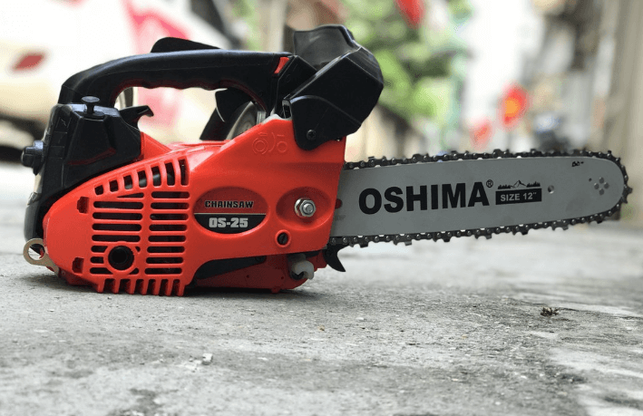 Máy cưa gỗ Oshima OS 25 được trang bị động cơ 2 thì