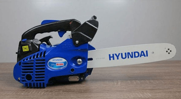 Máy cưa xích Hyundai HD 3000 có thiết kế nhỏ gọn, chỉ nặng 3,7kg