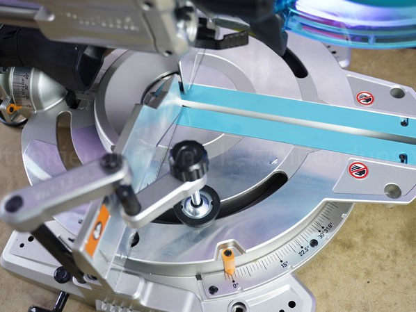 Máy cắt nhôm Makita LS1019L