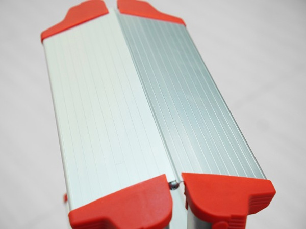 Mặt bậc trên cùng có kích thước lớn cho bạn ngồi, đứng