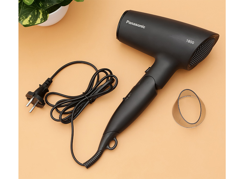 máy Panasonic EH-ND37 được trang bị một đầu sấy hẹp