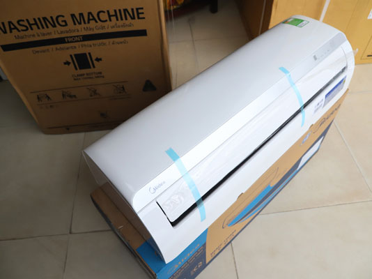 Máy lạnh Midea 1HP MSAFG-10CRN8 có thiết kế đơn giản, đẹp mắt