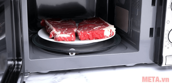 Lò vi sóng Electrolux EMM2026MX giúp bạn rã đông thực phẩm nhanh chóng