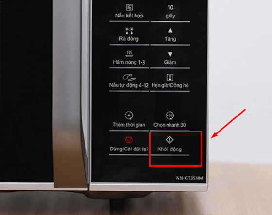 Nhấn nút Khởi động trên lò vi sóng NN GT35HMYUE để kích hoạt nút khóa trẻ em