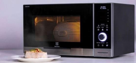 lò vi sóng Electrolux EMS3082CR có đèn chiếu sáng khoang lò