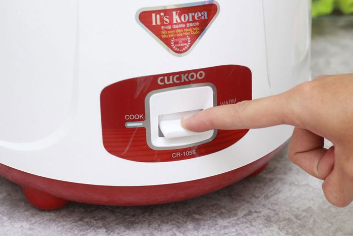 nồi cơm cơ Cuckoo 1,8 lít CR1055 có bảng điều khiển nút nhấn dễ sử dụng