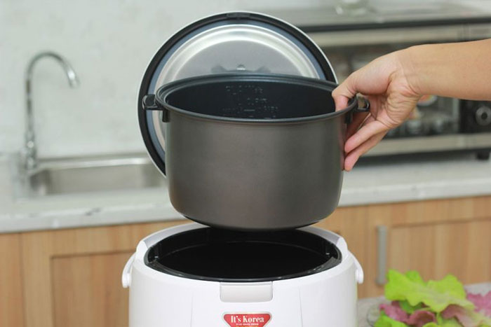 Lòng nồi cơm điện Cuckoo CR 1055 có thiết kế tay càm cách nhiệt