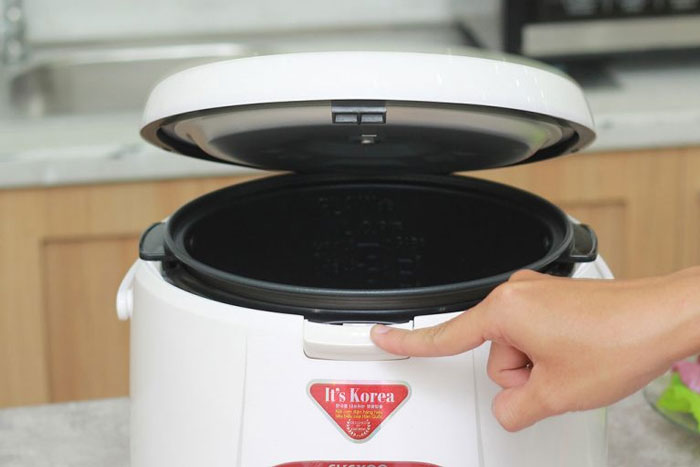 nồi cơm Cuckoo 1055 mở nắp bằng nút nhấn tiện lợi