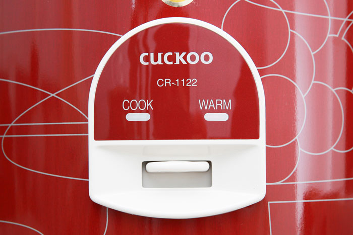 nồi cơm điện Cuckoo CR 1122 có bảng điều khiển nút nhấn dễ dùng