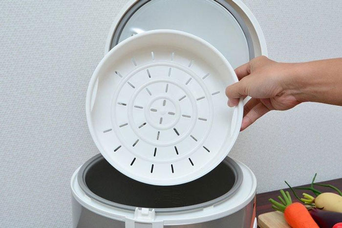 Nồi cơm điện SR MVN18LRAX trang bị đầy đủ phụ kiện đi kèm trong đó có xửng hấp rất tiện dụng