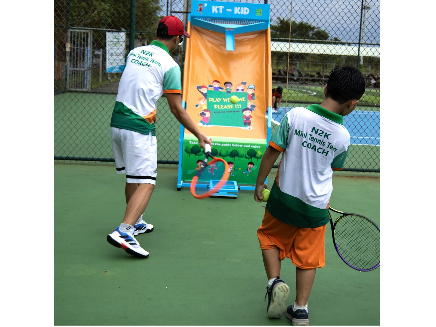 Tường tập tennis trẻ em