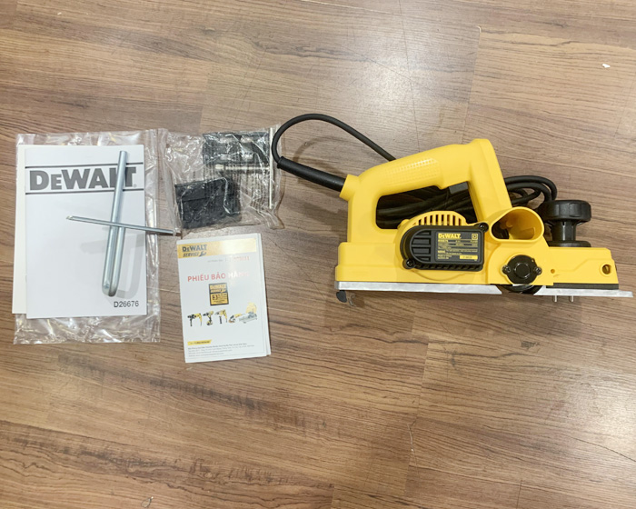 Máy bào cầm tay DeWalt D26676 với màu vàng sang trọng và mạnh mẽ. 