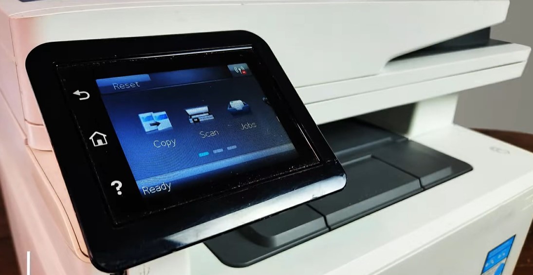 Máy in HP LaserJet Pro MFP M426FDW được trang bị màn hình LCD màu