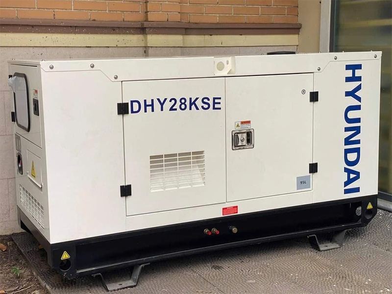 Máy phát điện 25KVA/20KW 3 pha công nghiệp chạy dầu Hyundai DHY28KSE