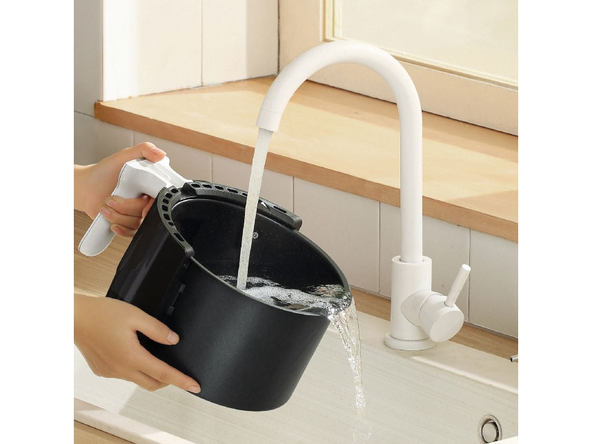 nồi chiên không dầu Panasonic NF-CC150WRA có thể tháo rời giỏ chiên để vệ sinh thuận tiện