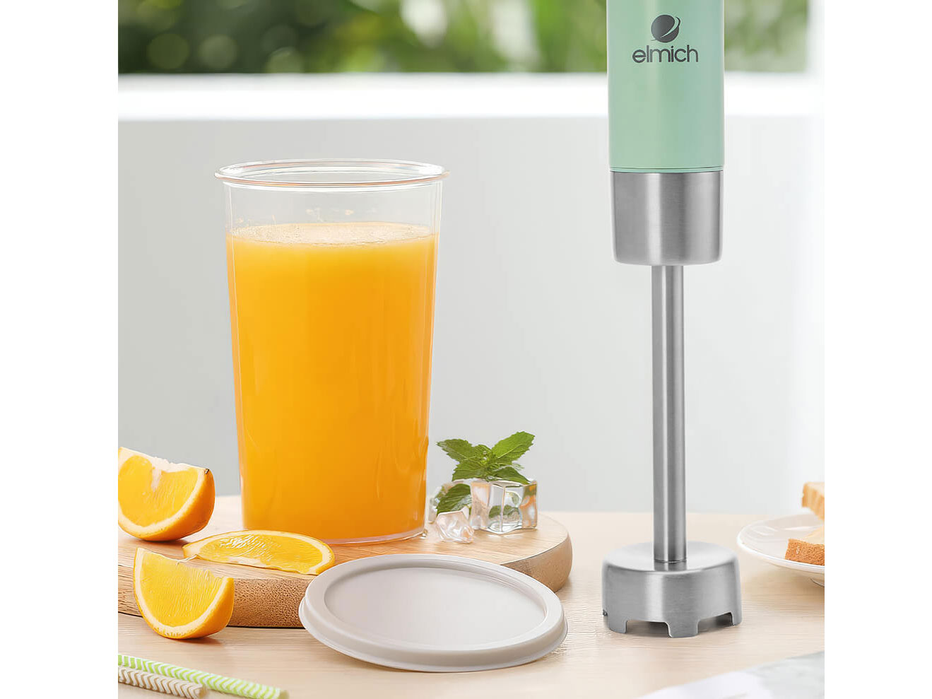Máy xay cầm tay Elmich BLE 8666 sử dụng lưỡi dao xay làm bằng thép không gỉ bền bỉ, sắc bén