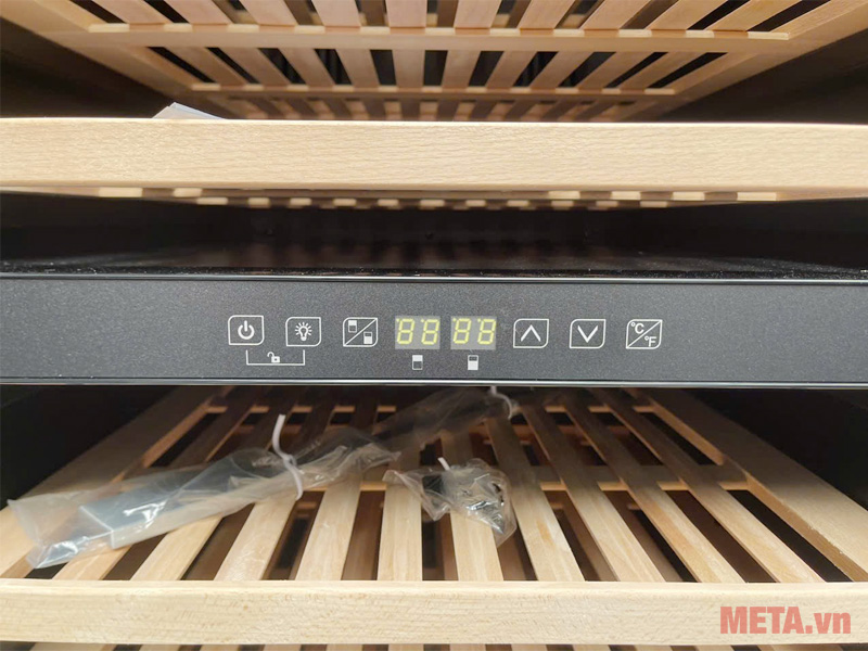 Tủ rượu vang KWEU-11126B có bảng điều khiển điện tử