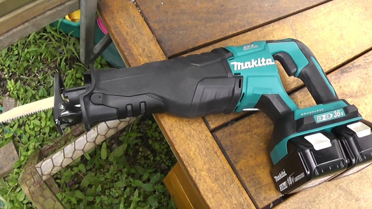 Máy cưa kiếm dùng pin Makita JR105DSAE