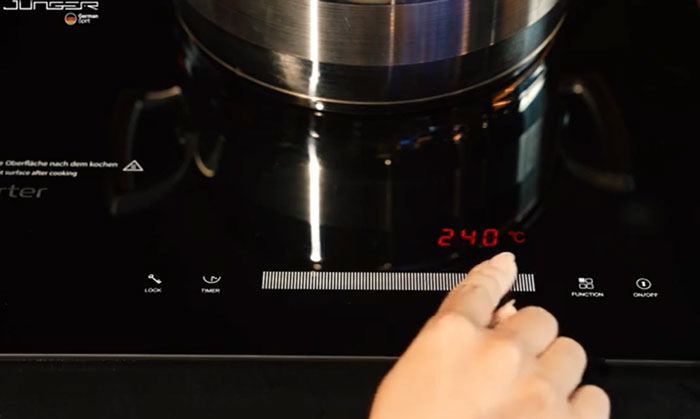 bếp điện từ Junger NKD-22+ có bảng điều khiển hiện đại