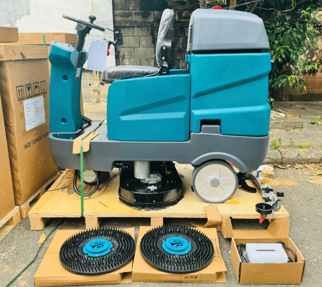 Máy chà sàn ngồi lái Kraffer KF150 đi kèm đảy đủ phụ kiện