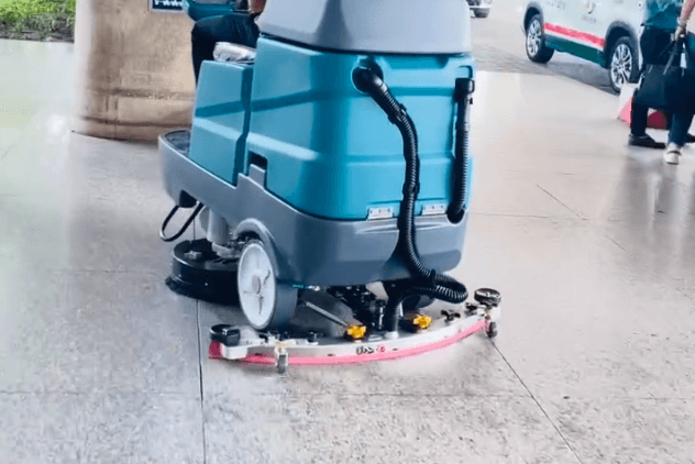 máy chà sàn ngồi lái Kraffer KF150 tích hợp tính năng chà rửa và hút khô sàn cùng lúc