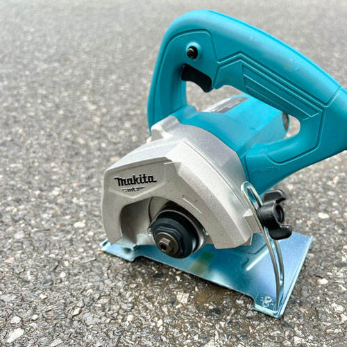 Máy cắt gạch Makita M4100B cầm tay sử dụng lưỡi cắt đá bền bỉ