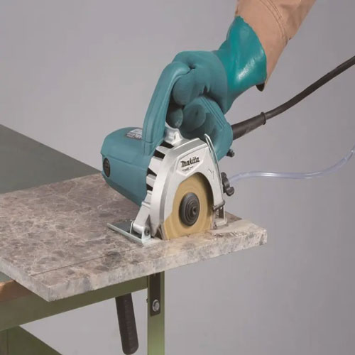 Máy cắt gạch Makita M4100B còn vận hành với công suất mạnh mẽ để nâng cao hiệu quả làm việc