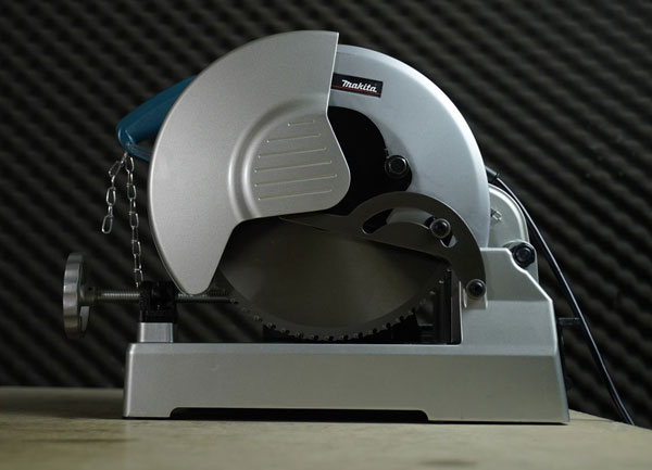 máy cắt Makita LC1230 có thiết kế hiện đại, chắc chắn
