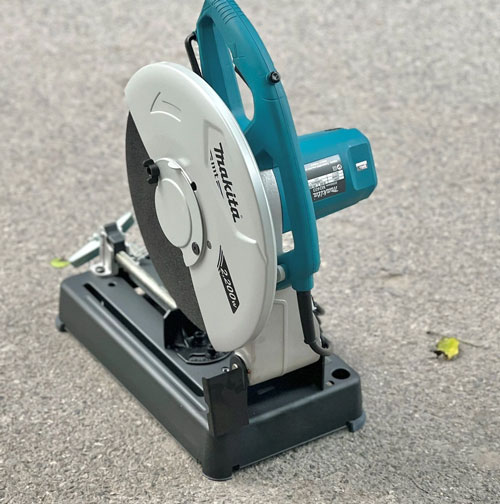 Máy cắt sắt Makita M2403B vận hành với công suất mạnh mẽ