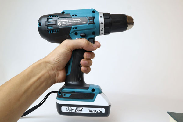 máy khoan và vặn vít dùng pin Makita DF488DWAE có đầu khoan không khóa để dễ dàng tháo lắp mũi khoan