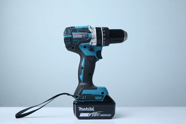 máy khoan động lực dùng pin Makita DHP484RFE có thiết kế gọn nhỏ