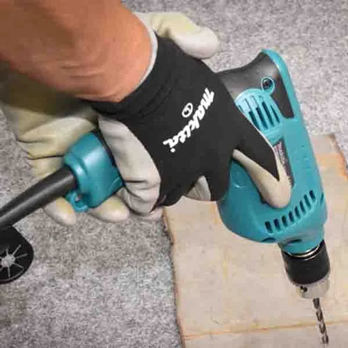 Máy khoan Makita 6412 dễ dàng thao tác, sử dụng