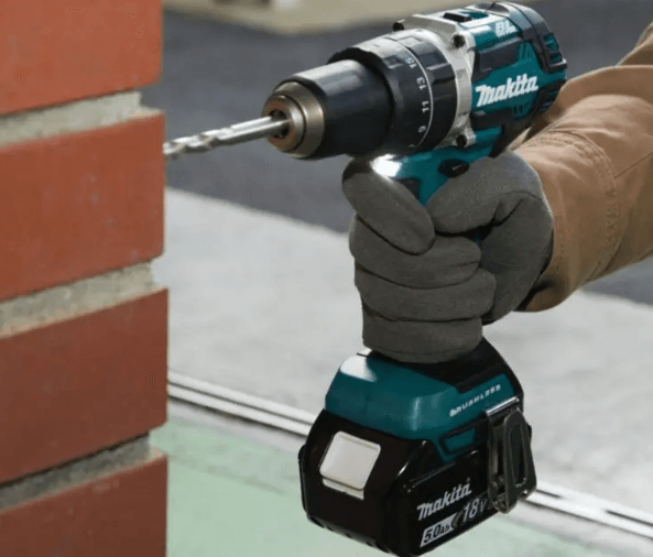Máy khoan pin Makita DHP484RTE có khả năng khoan mạnh mẽ