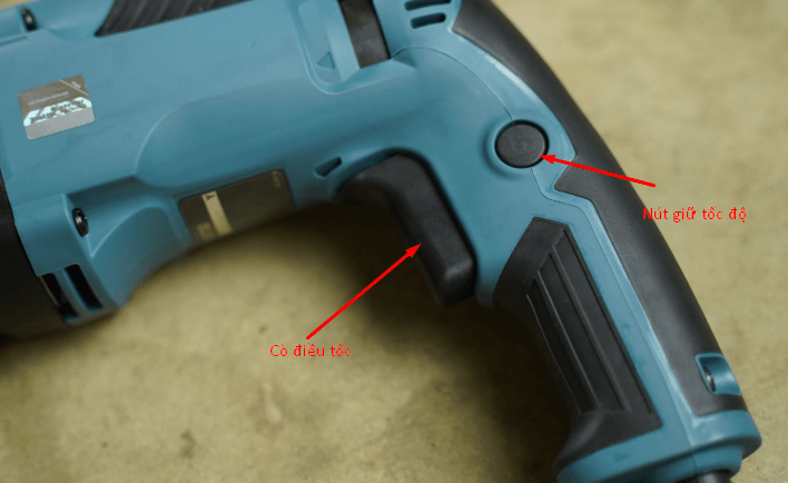 máy khoan Makita M8701B đi kèm cò điều tốc và nút giữ cò