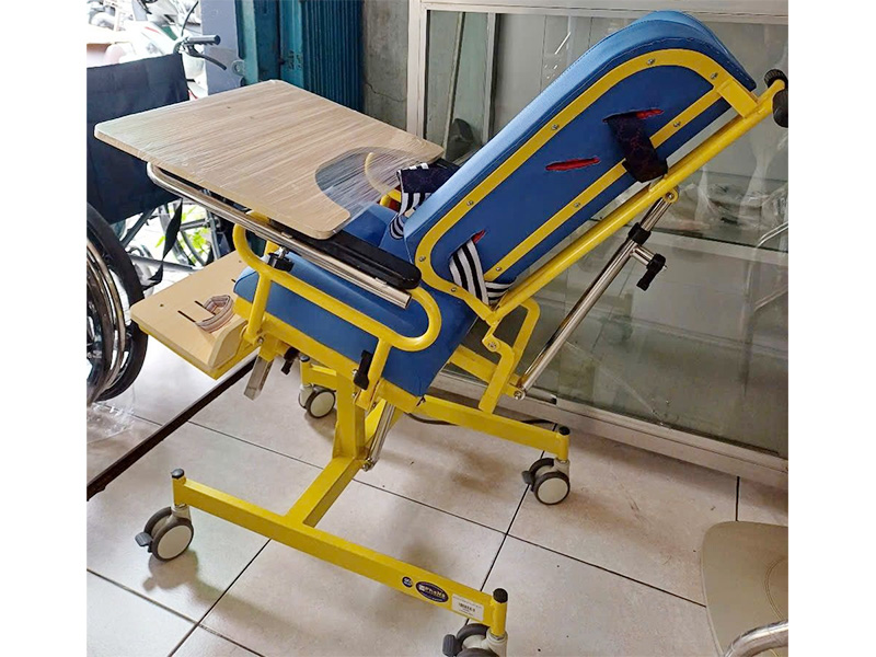 Ghế ngồi cho trẻ bại não  