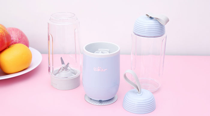 Máy xay sinh tố LLJ-D04B1 thương hiệu Bear có cốc xay được làm từ nhựa tritran cứng
