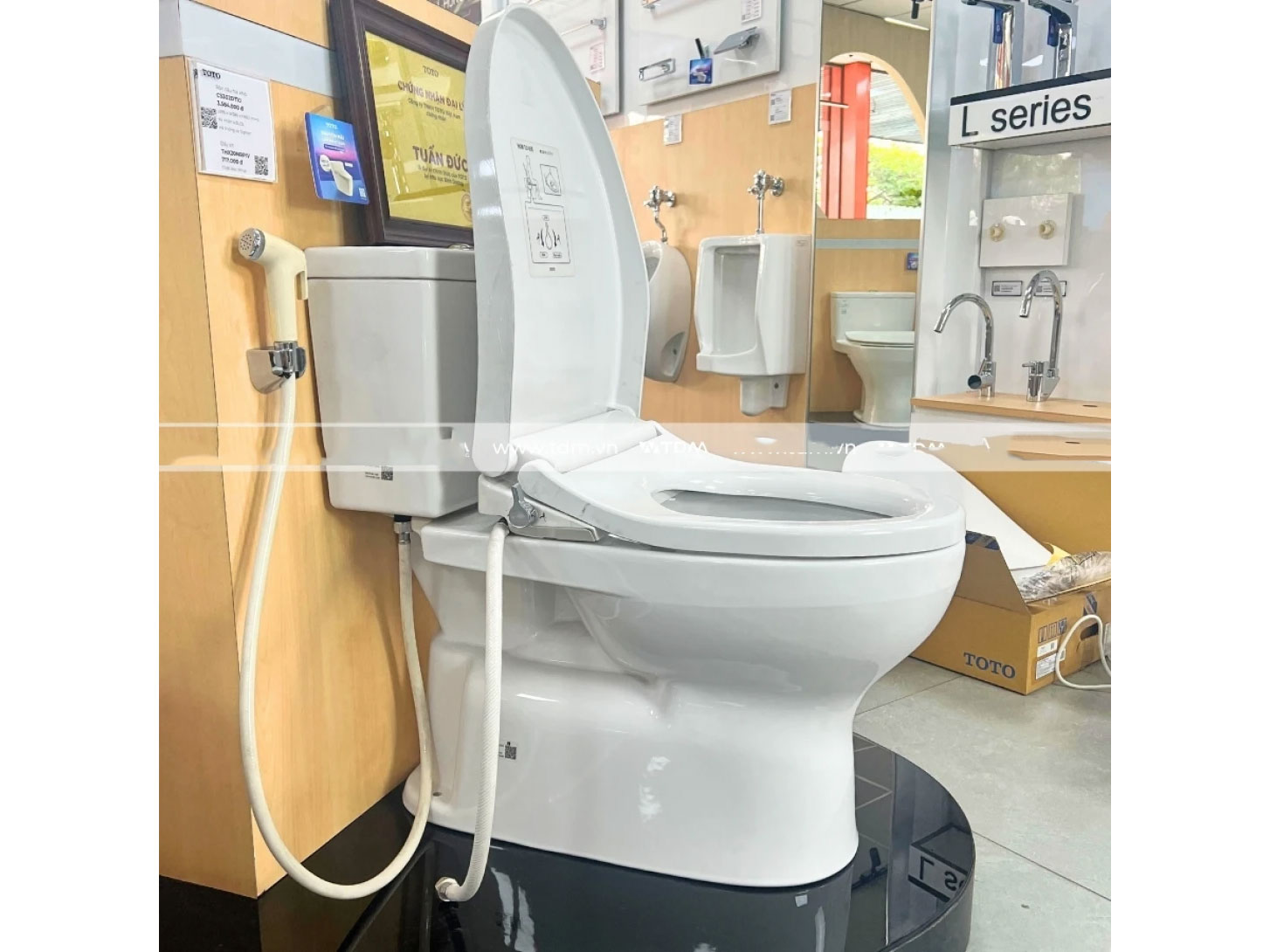 Bồn cầu Toto CS302DE4 2 khối nắp cơ TCW1211A